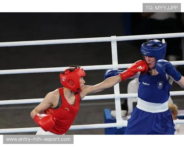 拳击赛出现罕见双倒地！裁判懵了